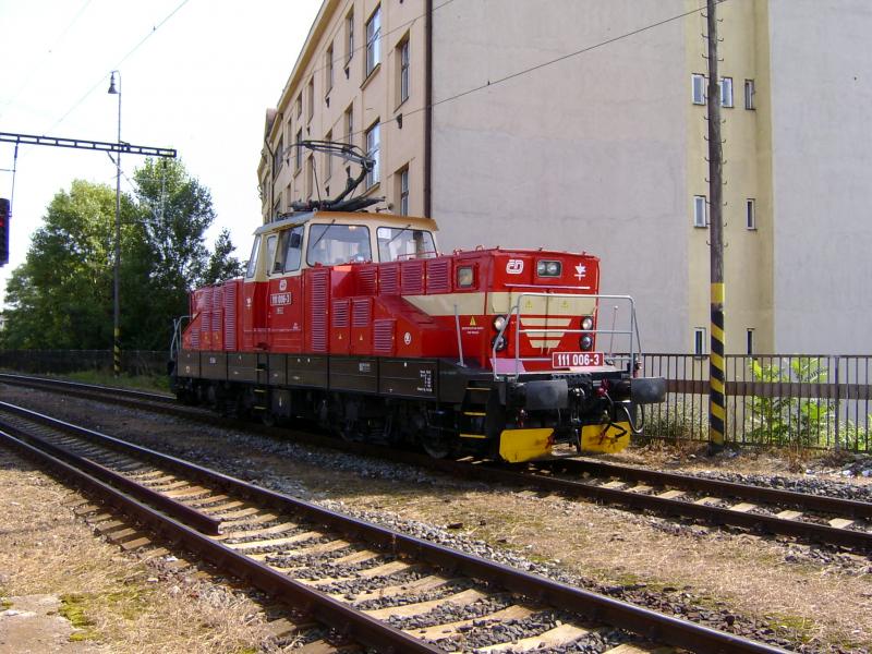 111 006 in Praha Holesovice, September 2005