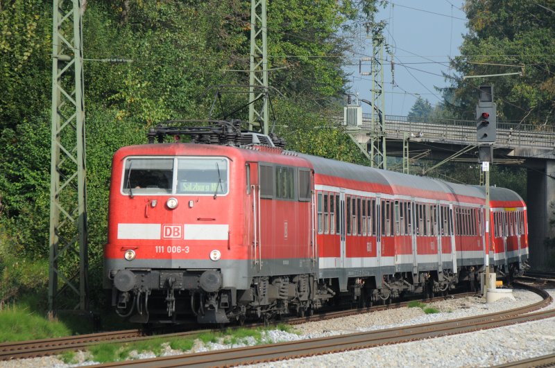 111 006 rumpelt am 230909 mit der RB M�nchen - Salzburg in A�ling/Obb ein