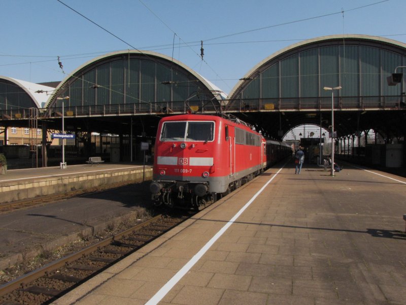 111 009 am 21.03.09 mit einem Regionalexpress nach Mnster (bestehend aus einer Ersatzgarnitur) in Mnchengladbach.