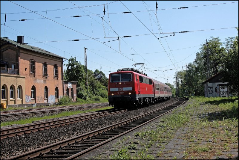 111 009 durchfhrt mit dem RE11 (RE 9016)  Maas-Wupper-Express  von Schwerte(Ruhr) nach Venlo den ehemaligen Bahnhof Westhofen. (10.05.2008)