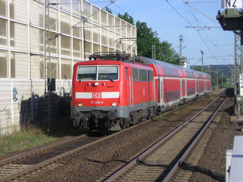 111 010 fhrt gerade mit RE 9 in Siegburg/Bonn auf Gleis 1 ein. Besonderheit: Der Zug fuhr mit nur 4 Wagen ohne Steuerwagen. Aufgenommen am 30.04.07