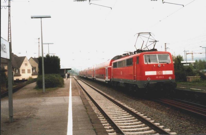 111 011-3 hlt mit ihrem Zug der Linie RE 4 von Aachen nach Dortmund (Wupper-Express) gerade in Wuppertal-Vohwinkel (22.4.03). Nach dem kleinen Fahrplanwechsel am 30.6. kommt es jedoch fters vor, dass diese Zge mit n-Wagen statt mit Dostos gefahren werden.