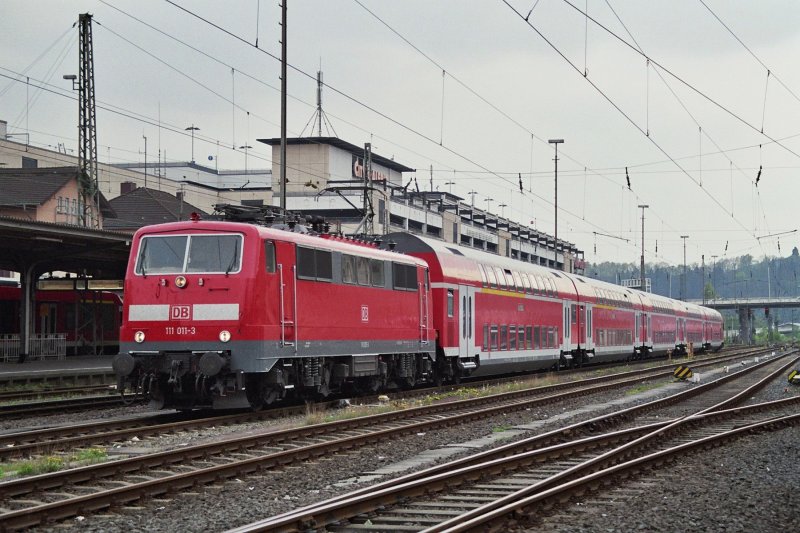 111 011-3 kurz vor der Bereitstellung an den Bahnsteig, um dann als RE 9 (4876) von Siegen nach Aachen Hbf zu fahren (Siegen 17.04.2007) 