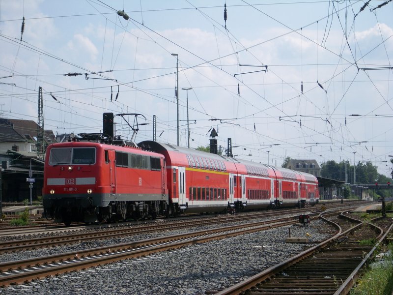 111 011-3 mit dem RE 29728 bei der Ausfahrt Solingen