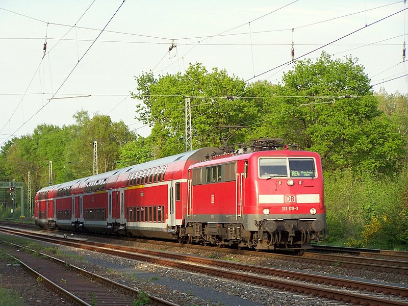 111 011-3 zieht den RE10428(RE4) durch den alten Gbf von H�ckelhoven-Baal am 3.5.08