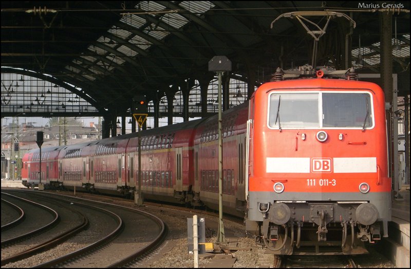 111 011 kurz vor seiner Abfahrt als RE10417 nach Dortmund 6.4.2009