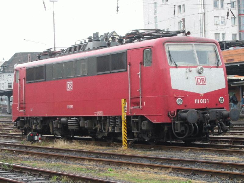 111 012-1 am 03. August 2002 im Bahnhof Siegen