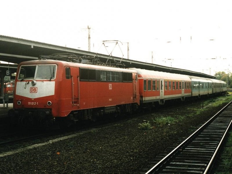 111 012-1 mit RB 42 Haard-Bahn 12241 Essen-Mnster auf Wanne Eickel Hauptbahnhof am 28-10-2000. Bild und scan: Date Jan de Vries.