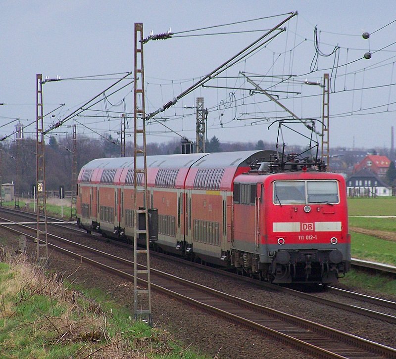 111 012-1 schiebt den RE4(10425) zwischen Herrath und Wickrath in RIchtung Dortmund Hbf. 15.03.09
