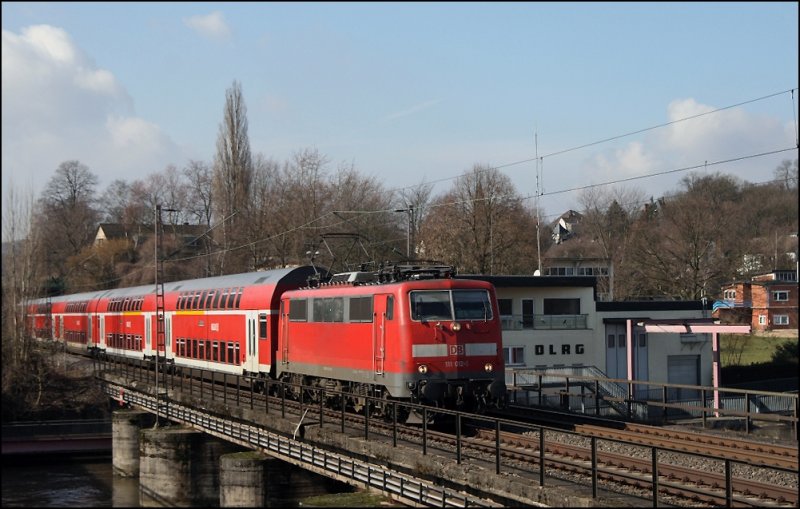 111 012 (9180 6111 012-1 D-DB) berquert den Harkortsee mit dem RE4 (RE 10418)  WUPPER-Express , Dortmund Hbf - Aachen Hbf, am Haken. (07.03.2009)
