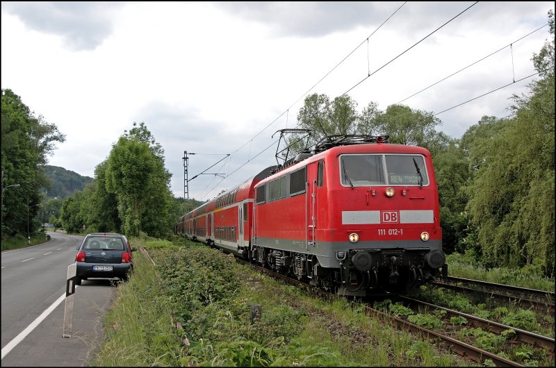 111 012 schleppt den RE4 (RE 10426)  WUPPER-Express  von Dortmund Hbf nach Aachen Hbf. Die Lok tr�gt an der Seite kein Logo mehr. (18.05.2008)
