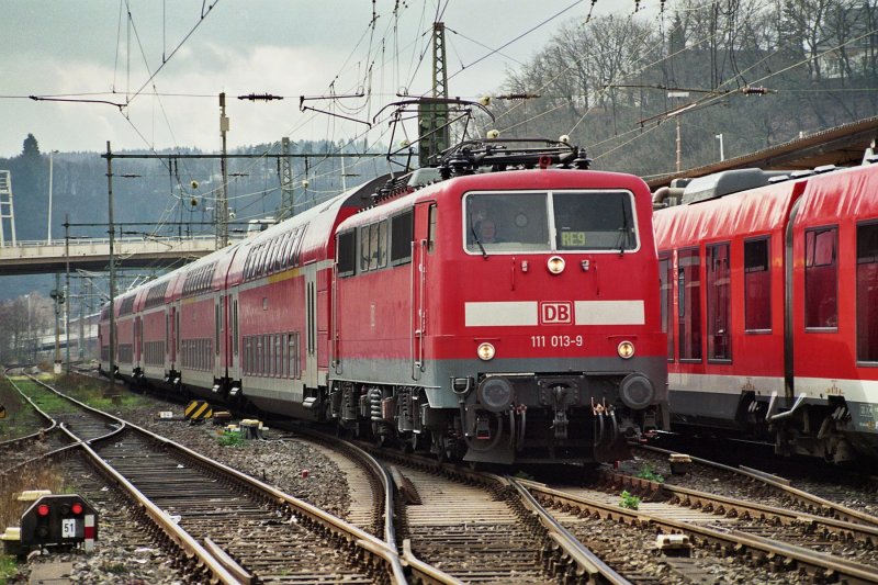 111 013-9 mit einem RE 9 nach Gieen (Siegen 08.03.2007)