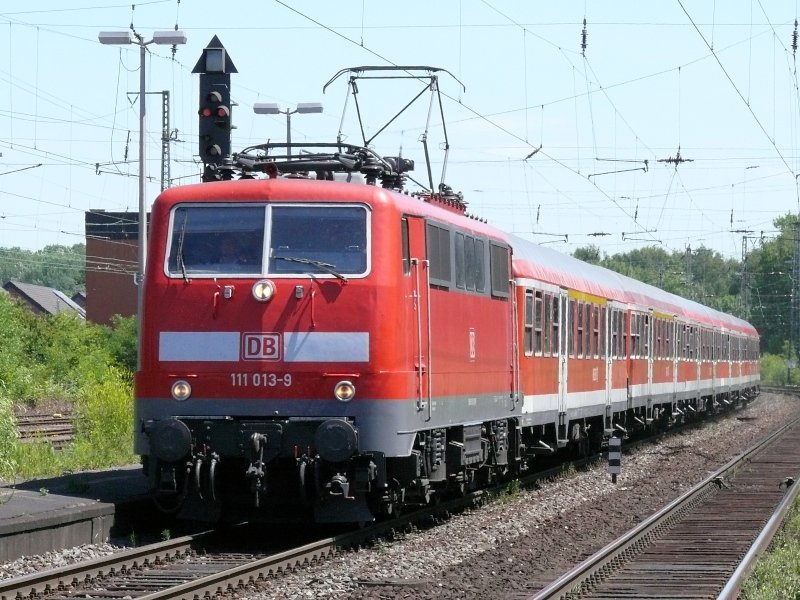 111 013-9 mit RE13  Mass-Wupper-Express  (Hamm - Venlo). Unna Bf, 13.06.2009.