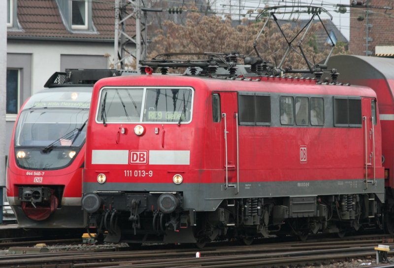 111 013-9 mit RE9 von Aachen nach Gießen & 644 540-7 als RB24 von Kall nach Messe/Deutz am 23.12.2008 in Köln HBF