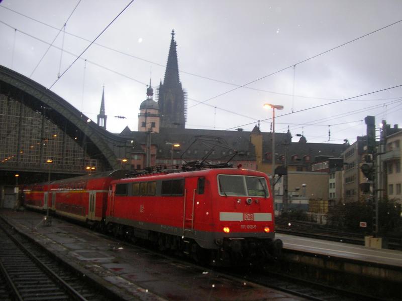 111-013 erreicht mit RE 9 Aachen - Siegen am Abend des 28.2.06 Kln Hbf. Im Hintergrund der Dom.
