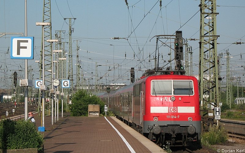 111 014-7 schiebt im Juli 2007 den RE3 von Dortmund Hbf nach Dsseldorf.