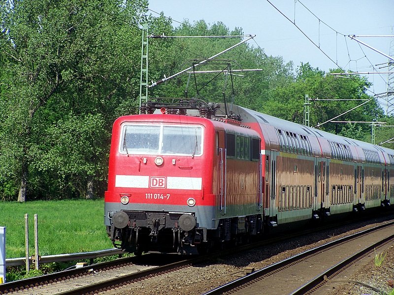 111 014-7 zieht den RE10422(RE4) in krze in den Geilenkirchener Bahnhof. Hier am B Km 28.6 der unmittelbar vor dem Bahnhof Geilenkrichen liegt. 13.05.08