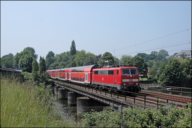111 014 berquert mit dem RE4 (RE 10422)  WUPPER-Express , von Dortmund Hbf nach Aachen Hbf, den Harkortsee bei Wetter(Ruhr). (08.06.2008)
