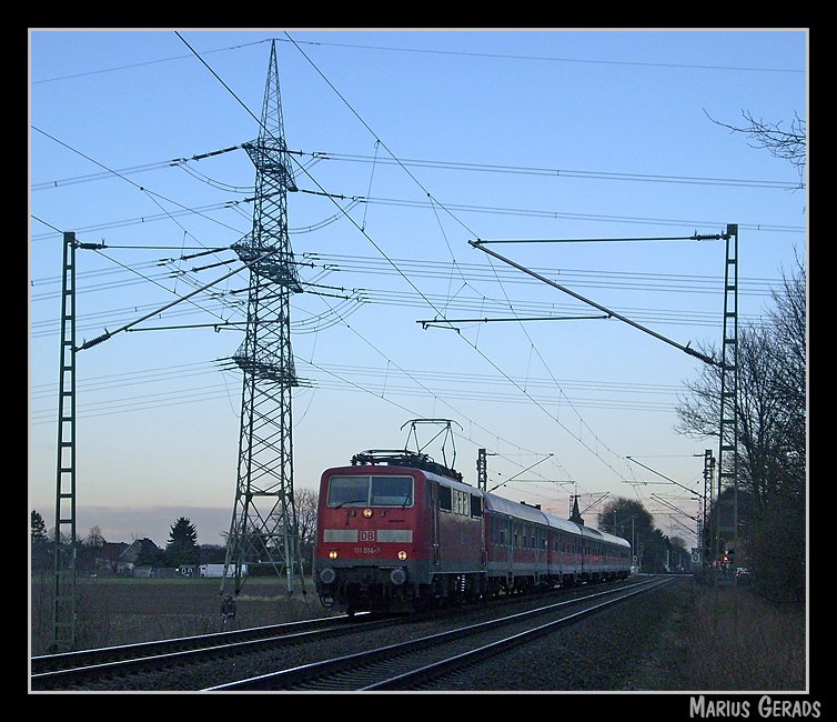 111 014 mit RE11592 (RE4  Wupper-Express )bei der Durchfahrt von Geilenkirchen 19.1.2009