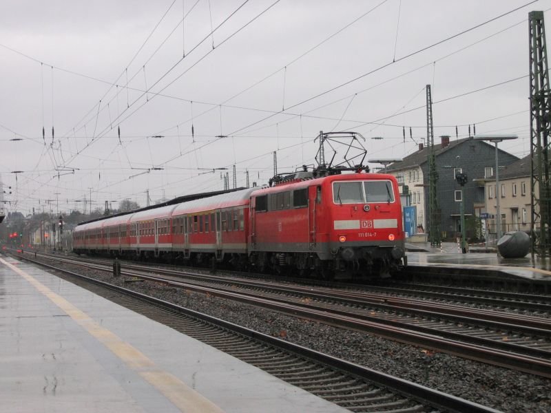 111 014 mit einer Regional Bahn in Solingen Hbf

Solingen 2.12.2007