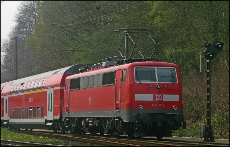 111 014 schiebt den  Rhein-Sieg-Express  RE4866 in Stolberg (Rheinl.) Hbf ein. 13.4.2009