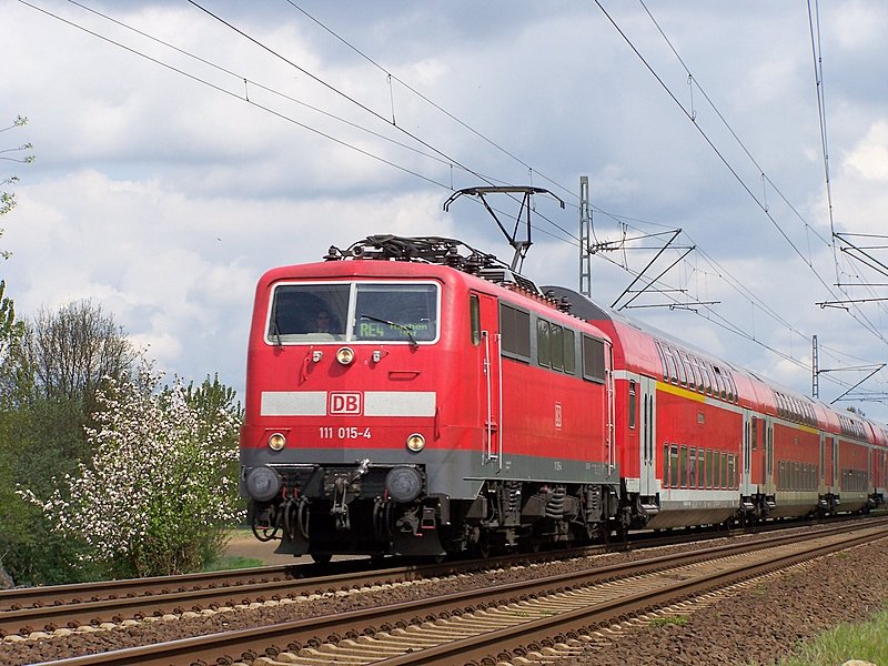 111 015-4 mit RE10414 in Richtung Aachen Hbf am Km 20.4 der KBS485. Hier kurz vor Herzogenrath. 2.5.08