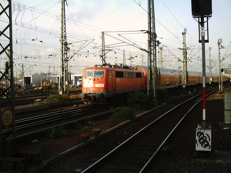 111 015 rauscht im Oktober 06 mit ihrem RE am S- Bahn Haltepunkt K�ln Hansaring vorbei.