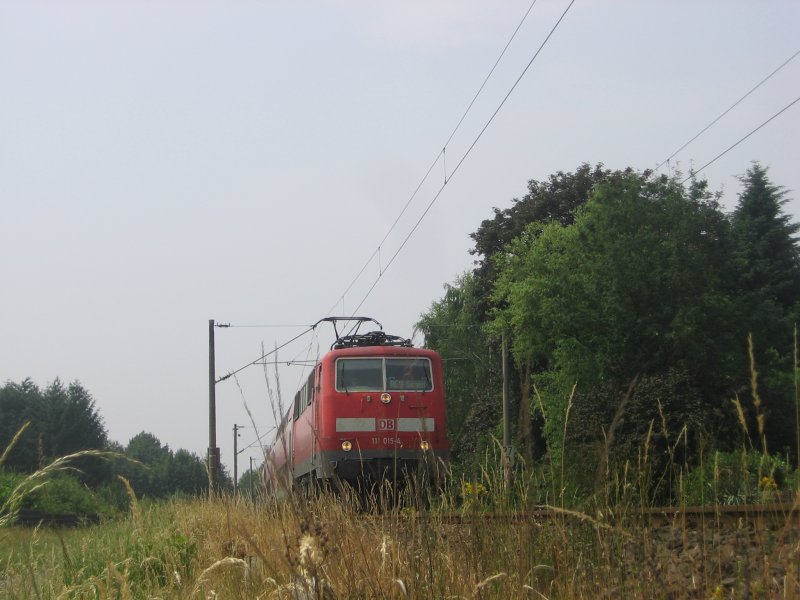 111 015 zieht ihren RE 9 in Richtung Sigen mit nchstem Halt in Hennef(Sieg. Aufgenommen am 10.06.07 in Sankt Augustin-Buisdorf an der KBS 460.