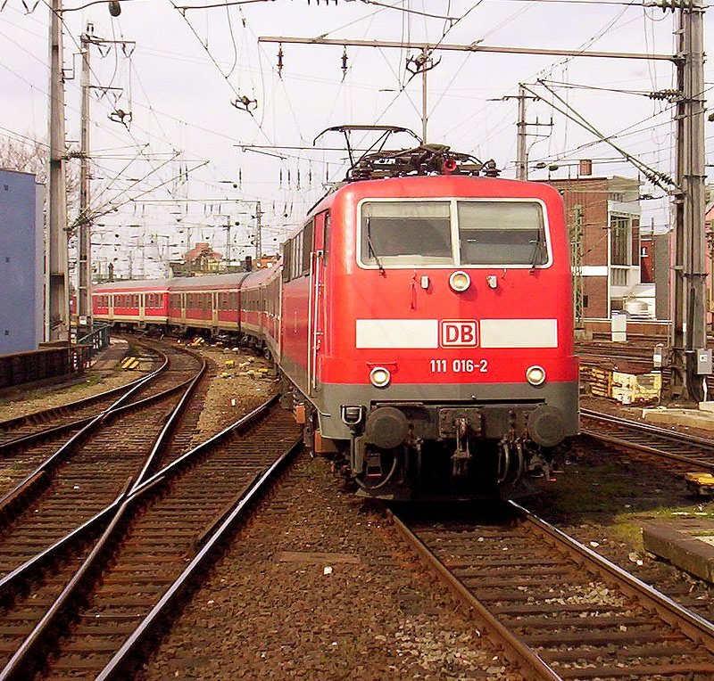 111 016-2 fhrt als RB 48  Rhein-Wupper-Bahn  in den Klner Hbf ein. Sommer 2005