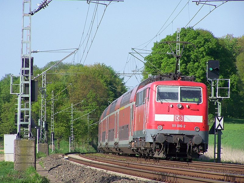 111 016-2 schiebt den RE10431(RE4) beim Km 20.4 der KBS 485 Dortmund entgegen. Bei herlichem Sonnenschein am 4.5.08
