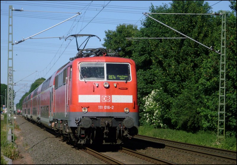 111 016 mit dem RE10424 nach Aachen an der ehem. Anrufschranke Km 28.9 29.5.2009