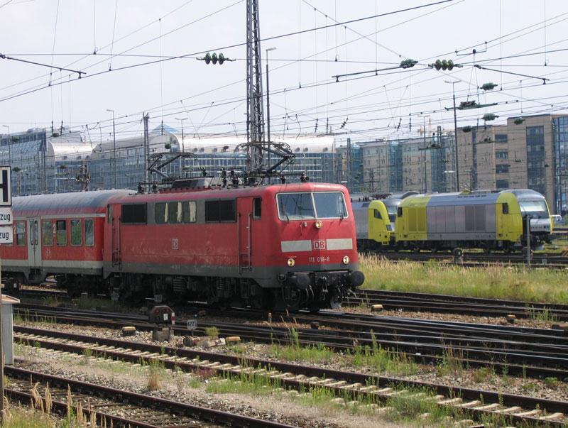 111 016 mit einem Regionalzug in Mnchen-Hackerbrcke. Im Hintergrund je ein Eurorunner und Eurosprinter von SIEMENS-Dispolok - 19.08.2005
