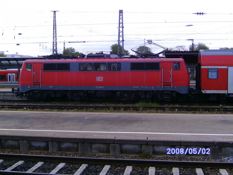 111 017-0 fhrt am 2.05.2008 gerade aus dem Bahnhof Ulm aus Richtung Mnchen.