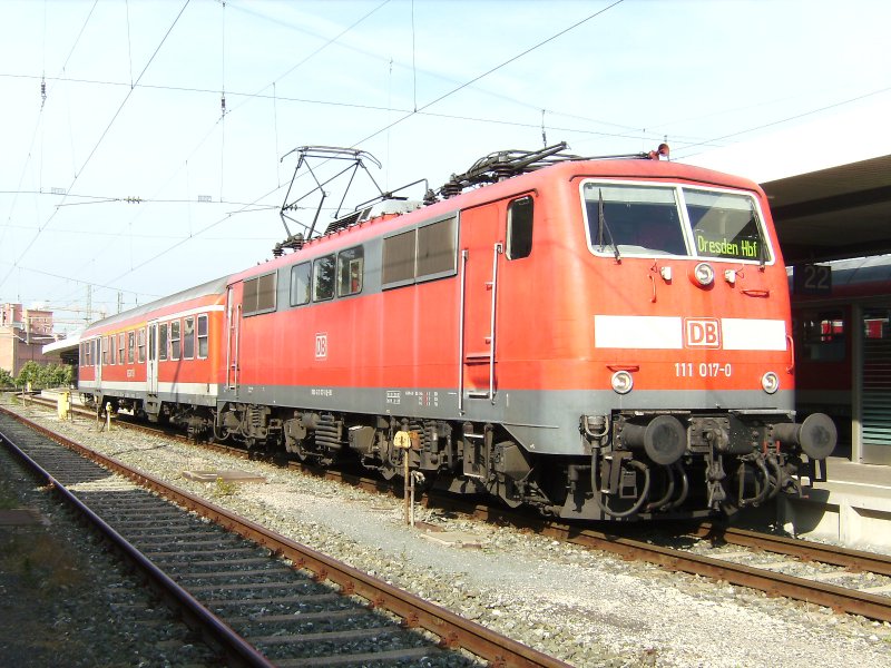 111 017 in N�rnberg Hbf mit Sdz im August 2008.