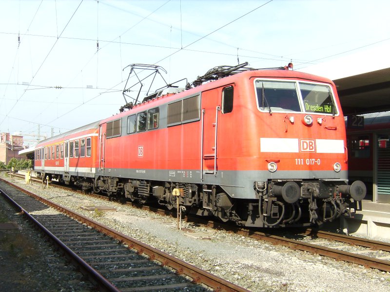 111 017 in Nrnberg Hbf mit Sdz im August 2008.