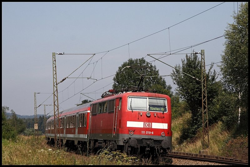 111 019 (9180 6111 019-6 D-DB) schiebt eine Regionalbahn nach Mnchen Hbf. (01.08.2009)