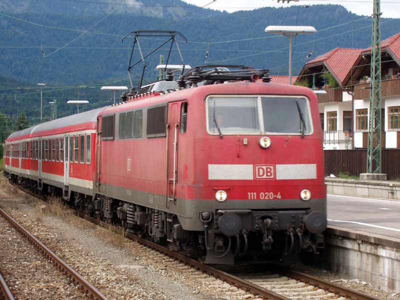 111 020-4 kommt mit einem RB Zug aus M�nchen nach Innsbruck in Garmisch-Partenkirchen an. 17.08.07