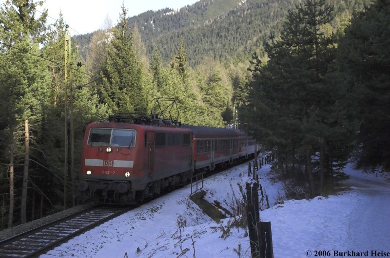 111 021 am 28.12.2006 mit einem RE von Mnchen nach Innsbruck zwischen Seefeld und Rheit.