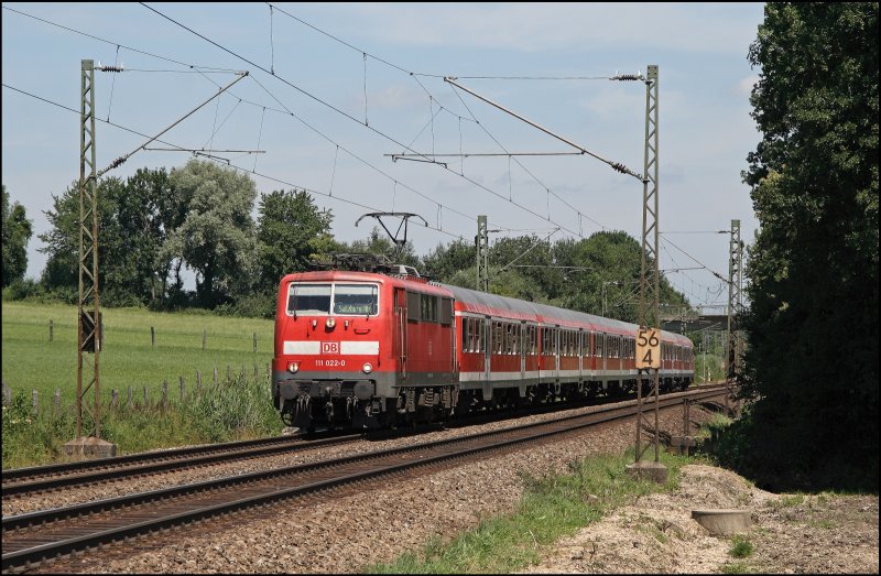 111 022 (9180 6 111 022-0 D-DB) bringt die RB 30015 von Mnchen nach Salzburg Hbf. (Vogl am 10.07.2008)
