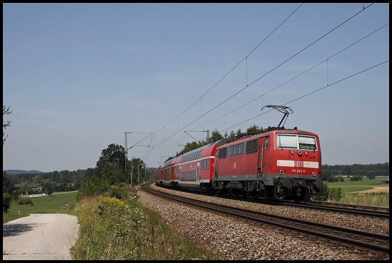 111 022 (9180 6111 022-0 D-DB) schiebt RB 30022 nach Mnchen. (01.08.2009)