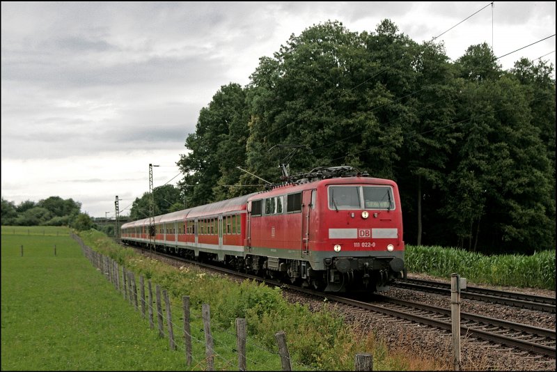 111 022 (9181 111 022-0 D-DB) bringt bei Vogl die RB 30011 von M�nchen Hbf nach Salzburg Hbf. (09.07.2008)