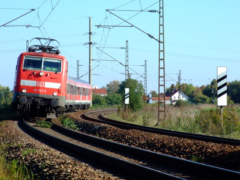 111 022 mit dem RE von Passau Hbf nach Ulm Hbf (Radlzug) kurz nach Plattling. 23.09.2007 