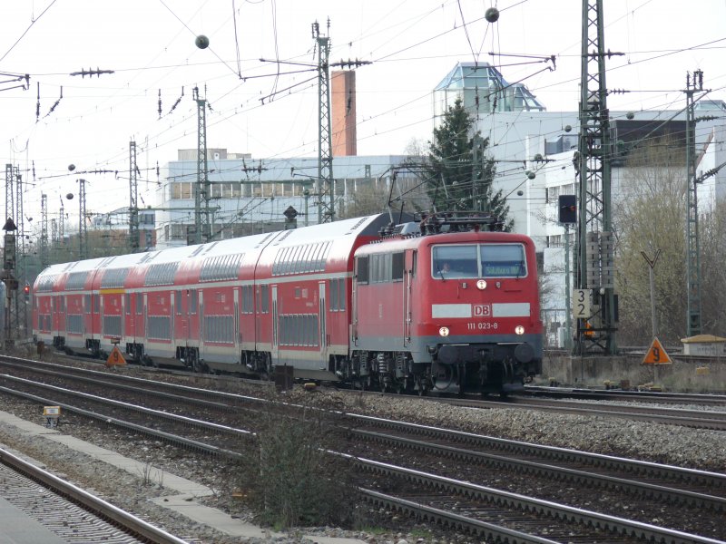 111 023-8 mit Mnchen-Salzburg Express bei der Durchfahrt durch den S-Bahn Bahnhof Heimeranplatz, 7.4.2009