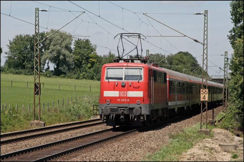 111 023 scheibt die RB 30024 in die Bayerische Landeshauptstadt. (10.07.2008)
