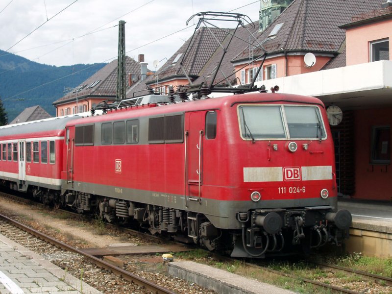 111 024-6 mit einem RB Zug nach Mnchen Hbf in Garmisch-Partenkirchen. 17.08.07