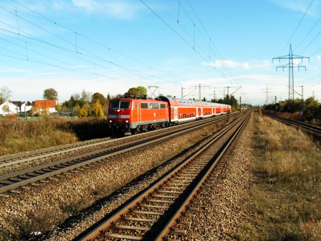 111 024 hngt an diesem sonnigen Oktobertag vor den Dostos Richtung Donauwrth.