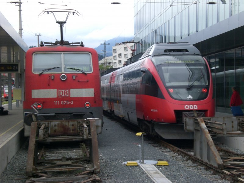 111 025-3 steht neben einem Talent, der in krze nach Scharnitz aufbrechen wird, als Regionalzug nach Mnchen bereit.
13.9.2008