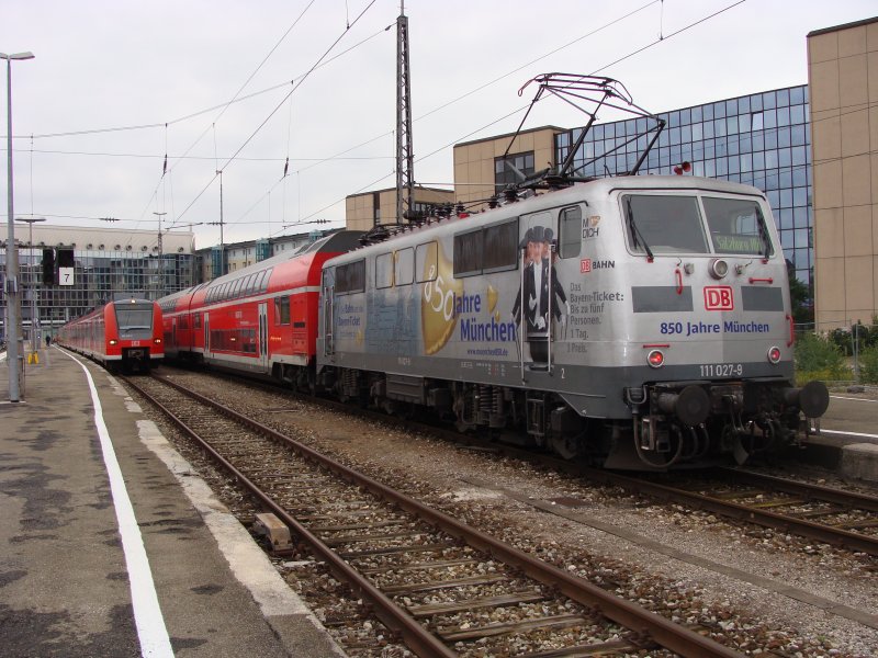 111 027 '850 Jahre Mnchen' in Mnchen Hbf mit 425 .