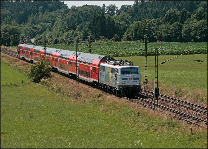 111 027  850 Jahre M�nchen  ist mit der RB 30019 auf dem Weg von M�nchen nach Salzburg Hbf. Bei Bad Endorf wurde die Lok auf den Chip gebannt. (11.07.2008)
