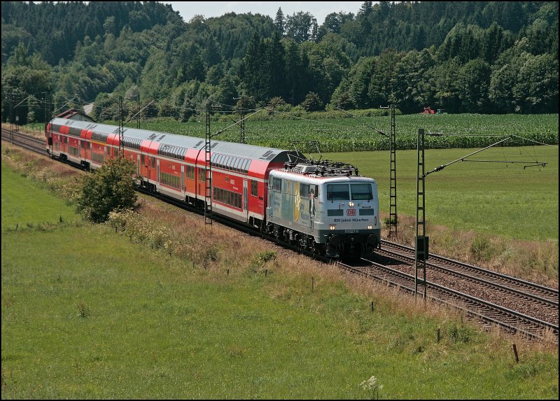 111 027  850 Jahre Mnchen  ist mit der RB 30019 auf dem Weg von Mnchen nach Salzburg Hbf. Bei Bad Endorf wurde die Lok auf den Chip gebannt. (11.07.2008)
